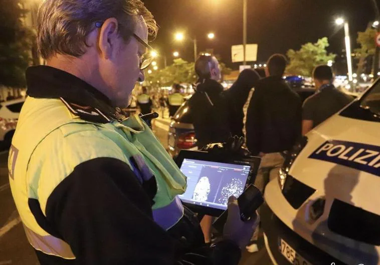 Las tablets para identificar por huellas de la Policía de Bilbao, la envidia de la Ertzaintza